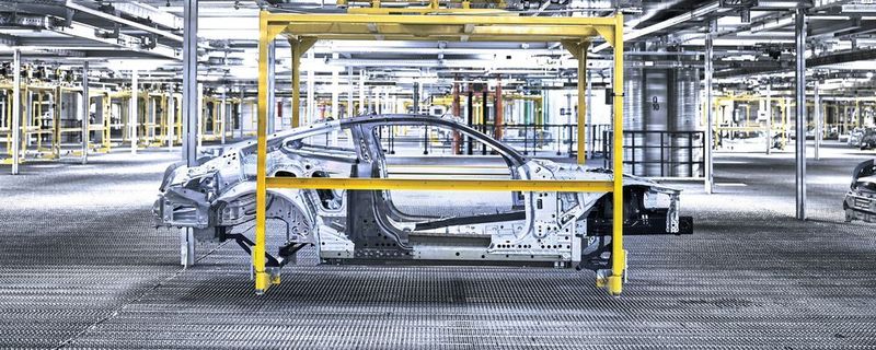 Die Rohkarosserie des 8er Coupé auf dem Weg durch das Werk Dingolfing.