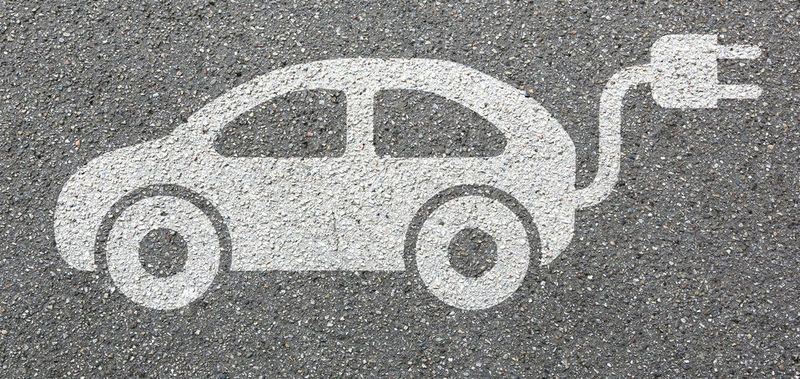 Auch E-Autos setzen Emissionen wie Feinstäube lokal frei, beispielsweise durch Reifen- und Bremsabrieb. Will man dem Feinstaubproblem konsequent entgegnen, müsste man auch eine massenhafte Nutzung von Elektroautos in Städten hinterfragen.