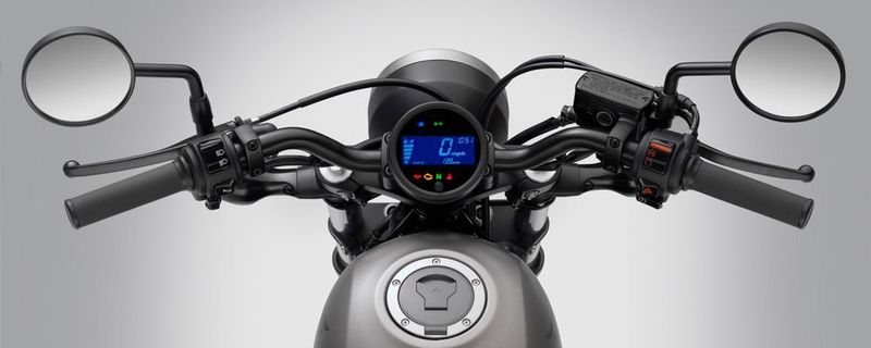Das Drehmoment auf dem Neuzulassungsmarkt bleibt hoch. Im Bild das Cockpit der Honda CMX 500 Rebel, mit 1.118 Einheiten in der ersten Saisonhälfte auf Platz 8 der Neuzulassungsstatistik.
