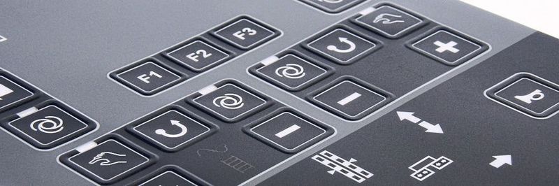 Fingerführende Prägungen, hinterleuchtete Symboliken und Verschwindeeffekte unterstützen die sichere, ergonomische Maschinenbedienung