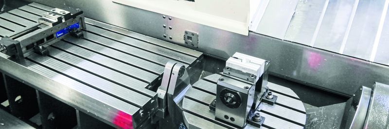 Durch den Dreh-Schwenktisch und den festen Maschinentisch bietet die RS 605 K20 grosse Flexibilität in der Produktion.
