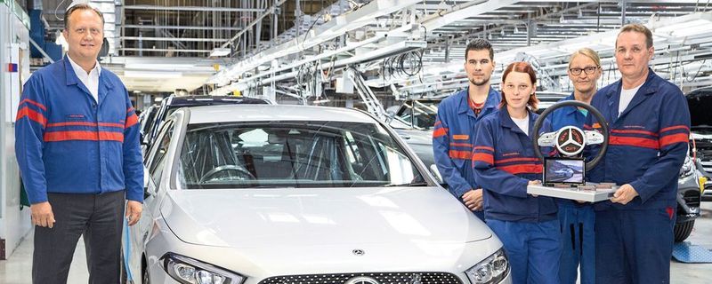 Produktionsstart der neuen Mercedes-Benz A-Klasse in Finnland: Pasi Rannus (l.), Senior Vice President Manufacturing, Valmet Automotive, zusammen mit dem Team von Valmet Automotive in Uusikaupunki.