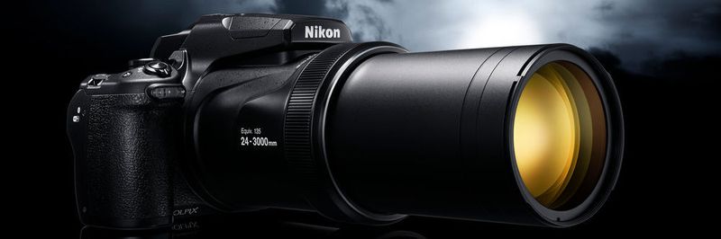 Das lichtstarke Nikkor-Objektiv der Nikon Coolpix P1000 soll für scharfe Bilder bei schwachen Lichtverhältnissen sorgen.