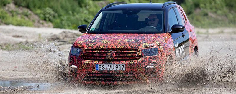 Bis Oktober will VW den T-Cross noch unter der bunten Folie verstecken. Auf die Straßen kommt der Polo-Bruder erst im Mai 2019.