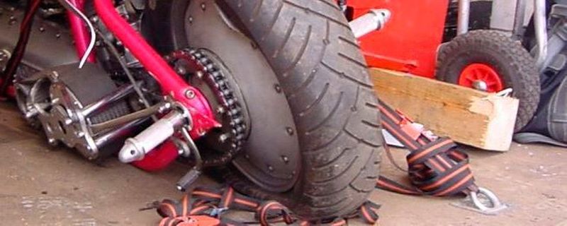 Dieses Bild zeigt was passieren kann, wenn der Gurt reißt oder nicht sachgerecht angebracht ist. Das Bike war auf einem 7,5 Tonner unsachgemäß verzurrt und wurde bei einem Unfall beschädigt.