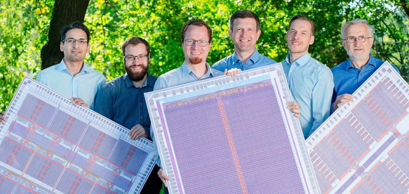 Entwicklungspotenzial: Das derzeit sechsköpfige FMC-Team - hier mit einem übergroßen Layout von FeRAM-Chips - sucht händeringend Unterstützung durch NVM-Designexperten.