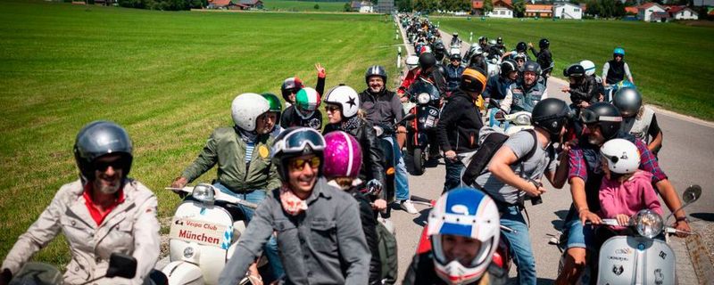 Eine ganze Straße voller Roller – Wie bereits im Vorjahr wurde die Veranstaltung von Ordnungsamt und Polizei genehmigt.