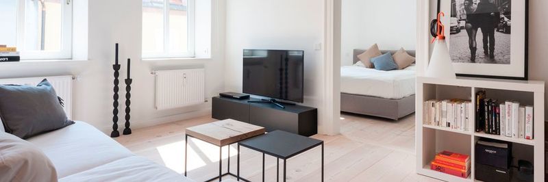 Unternehmen haben längst erkannt, dass sie wechselwillige Kandidaten bei der Wohnungssuche in angespannten Wohnungsmärkten unterstützen müssen. Im ersten Schritt sucht Suite&Co deshalb für Fachkräfte die Immobilie, die zu Mensch und Budget passt. Im zweiten Schritt managen sie den Umzug.