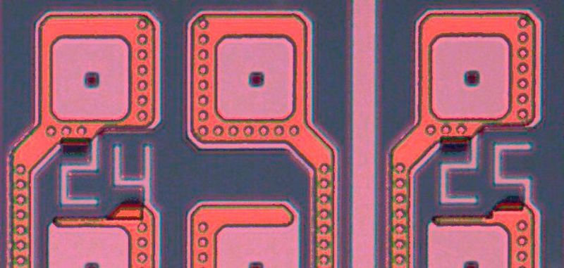 Mikro-Verbindung: Winzig kleine Poren wurden mit Molekülen gefüllt sowie von unten über eine Platin- und von oben über eine Gold-Nanopartikel-Elektrode kontaktiert.