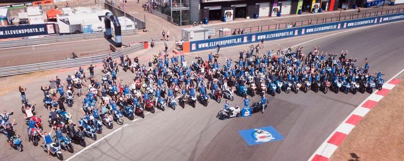 Am Samstagmittag stand das Gruppenfoto auf der Rennstrecke an: Unzählige GSX-R Modelle aus nahezu allen Baujahren reihten sich am Ende der Start-Ziel-Geraden auf.