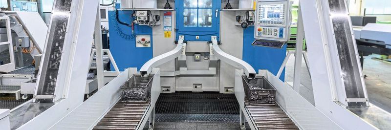Mithilfe neuer Maschine sollen jährlich rund 1,5 Mio. Winkelverschraubungen, T-Verschraubungen und Kreuzstücke weitgehend automatisiert auf Basis von Schmiederohlingen hergestellt werden können.