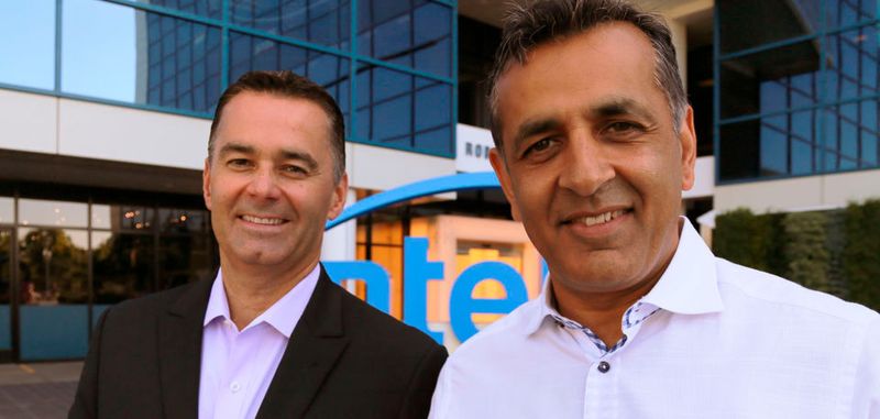 Dan McNamara, Corporate Vice President von Intels Programmable Solutions Group (links) . und eASIC CEO Ronnie Vasishta (rechts). Intel übernimmt den Spezialisten für flexible ASIC-Entwicklung, um seine Fertigungstechnologie als Alleinstellungsmerkmal im FPGA-Markt nutzen zu können.