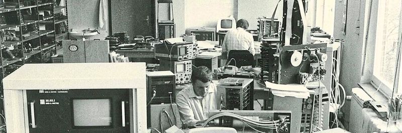Ein Prüffeldarbeitsplatz in den 1980ern: Was einst aussah wie ein HiFi-Turm, war seinerzeit eine CNC-Steuerung der neuesten Generation.