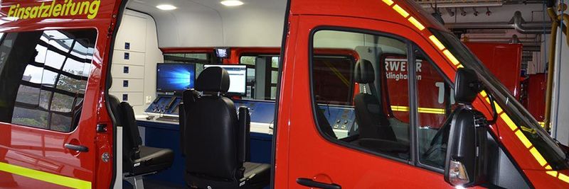 Im Heck des Einsatzleitwagens der Feuerwehr Recklinghausen befinden sich PC, ein Tablet und ein großer Bildschirm.