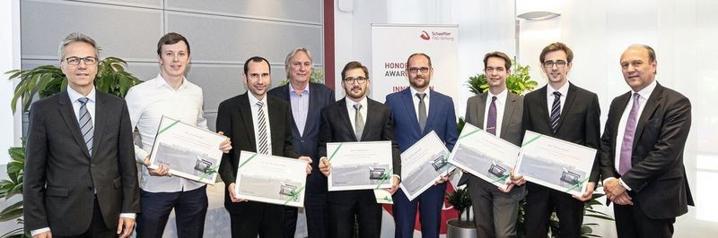 Sechs Nachwuchswissenschaftler wurden mit dem Innovation Award 2017 der Schaeffler FAG Stiftung für ihre herausragenden Arbeiten ausgezeichnet. Von links: Dr. Stefan Spindler, B.Sc. Felix Ballendat, Dr.-Ing. Christian Schadow, Prof. Dr.-Ing. Peter Gutzmer, M.Sc. Tobias Schirra, Dr.-Ing. Yves Gemeinder, Dr.-Ing. Timo Kiekbusch, M.Sc. Michael Jüttner und Andreas Hamann.