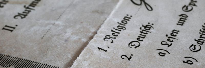 Schulzeugnisse schreiben per Hand: Die DSGVO treibt seltsame Blüten.