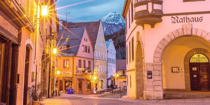 Die Leuchte mit LED-Modul, Treiber, Sensor und drahtlosem Knotenpunkt bildet das optimale IoT-Gerät einer Smart City, meint Dr. Piotr Dudek