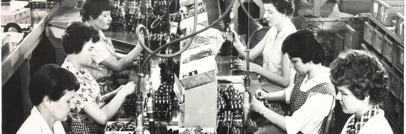 1960er Jahre: Montageteam baut die Serie K zusammen.