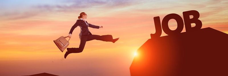 Eco und Young Targets empfehlen Unternehmen, eine Markenidentität zu entwickeln, um sich im Arbeitsmarkt zu positionieren und Werte sowie Stärken zu kommunizieren.