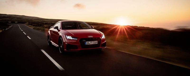 Audi hat den kleinen Sportwagen TT optisch aufgefrischt, die Serienausstattung erweitert und ihm stärkere Motoren verpasst - diesmal ohne Diesel.