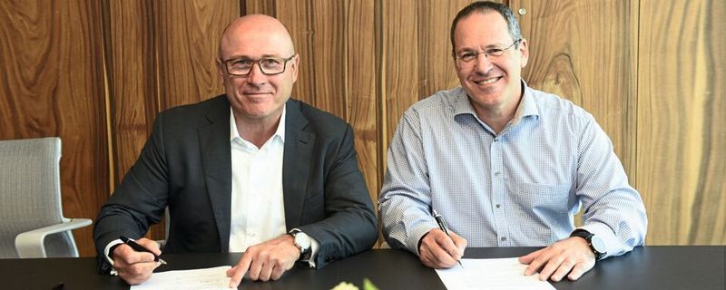 Skoda beteiligt sich an israelischem Start-up Anagog: Skoda Vorstandsvorsitzender Bernhard Maier (links) und der Vorstandsvorsitzende von Anagog, Ofer Tziperman, unterschrieben in Tel Aviv die Vereinbarung zur Zusammenarbeit.