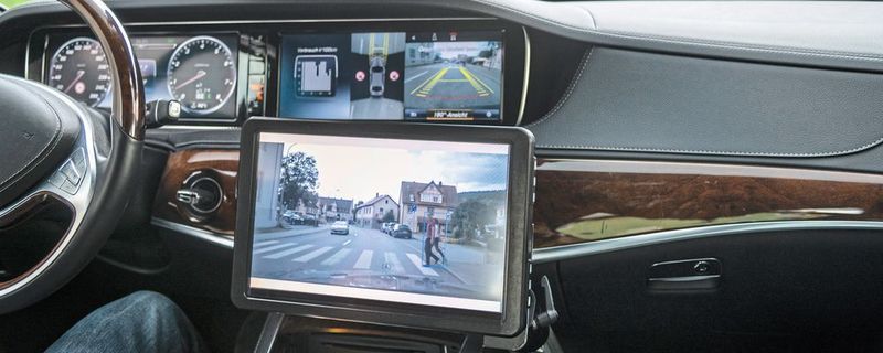 Kameras erlauben dem Fahrzeug, Ampeln und Verkehrszeichen zu lesen, Straße von Gehweg zu unterscheiden und alle Verkehrsteilnehmer sicher zu erkennen. Entscheidend ist, dass das Fahrzeug versteht, welche Absicht der Verkehrsteilnehmer hat.