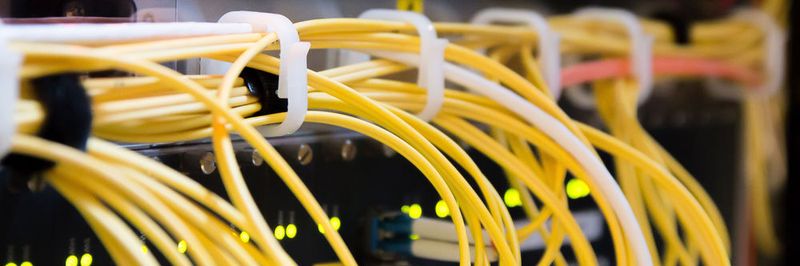 Der Breitbandausbau soll die Digitalisierung in Deutschland voranbringen. Der Ausbau der Glasfaserverbindungen wirkt sich aber auch auf die Schlagkraft und Durchführung von DDoS-Attacken aus.