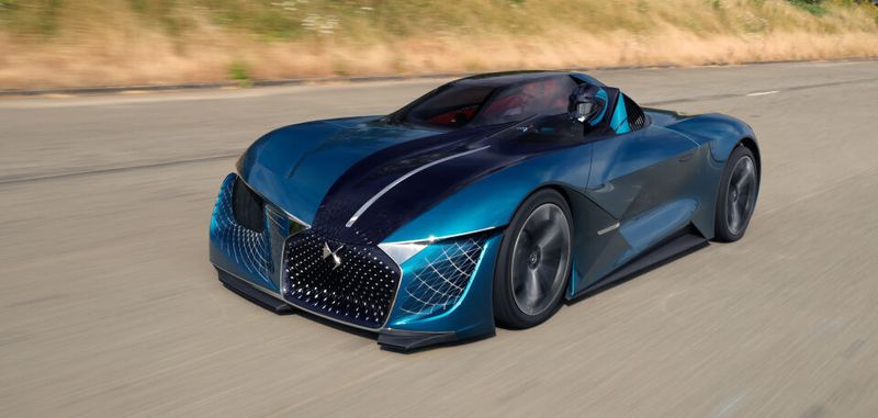 Die Vision des französischen Luxusautomobils im Jahr 2035: der avantgardistischen DS X E-TENSE mit 100% Elektroantrieb und 200 kW Leistung.