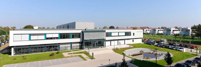 Das Wittenstein-Werk in Fellbach bringt die Bereiche Arbeiten und Leben wieder näher zusammen. Der Antriebstechnikretseller trägt mit seiner urbanen Produktionsstätte der Notwendigkeit Rechnung, dass Industrie geräuscharm, energieeffizient und ressourcenschonend sein muss, um von den Anwohnern akzeptiert zu werden.
