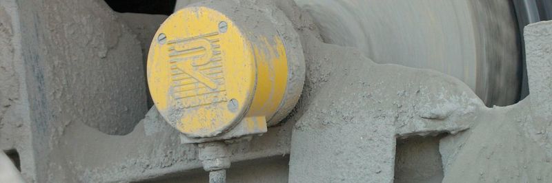 Die Rulmeca-Trommelmotoren – hier im Outdoor-Einsatz bei einer Baumaschine – müssen enorme mechanische Beanspruchungen aushalten. Eine robuste Konstruktion und hoher Schutzgrad mit mindestens IP 66 sind daher zwingend notwendig.