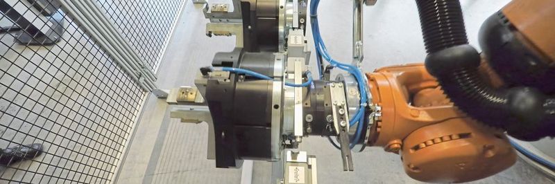 Die hydraulischen Spannvorrichtungen stehen mit dem Roboter im Dialog, um die Werkstücke nach OP10 und OP20 zu bearbeiten.