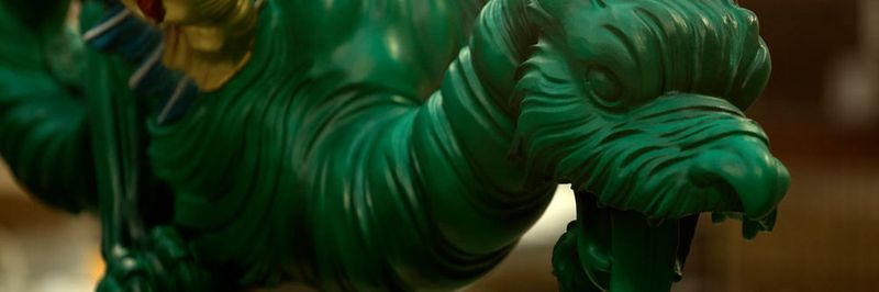 3D Systems hat zwei spezialisierte Künstler, die jeden der Drachen per Hand bemalten. Die endgültige dekorative Bemalung dauert ca. 1,5 Tage pro Drache.