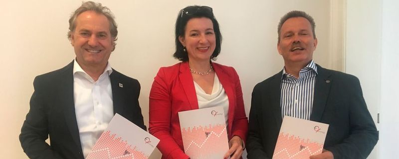 Stellten die Studie vor (v.l.n.r.): Hubert Trunkenpolz (Vorstandsmitglied KTM AG), Anna Kleissner (Projektleitung Economica), Hans Zimmermann (Vizeobmann Arge2Rad).