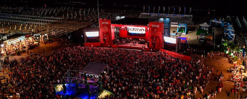 Am Samstagabend sorgte die Musik von Radio Deejay und der Band Street Clerks für einen unterhaltsamen Abend auf der Piazzale Roma in Riccione.