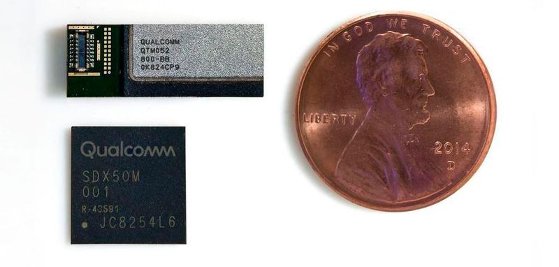 Kompakte 5G-Mobilfunklösung: Antennenmodul QTM052 und Modem X50 von Qualcomm im Größenvergleich mit einem US-Penny.