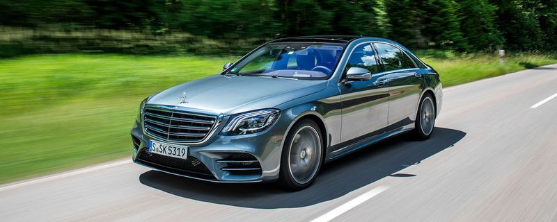 Die S-Klasse gilt seit jeher als die Krone der automobilen Schöpfung. Das Design, ähnlich wie bei der C-Klasse, ist in jeder Beziehung eher unauffällig.