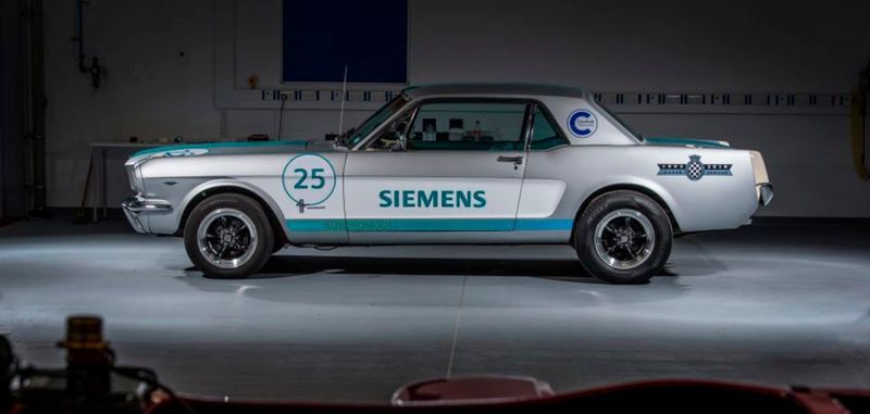 Schlägt die Brücke von Oldtimern in die Zukunft: der silberne 1965 Ford Mustang, gesteuert von einem Computergehirn samt Sensoren und Mechatronik.