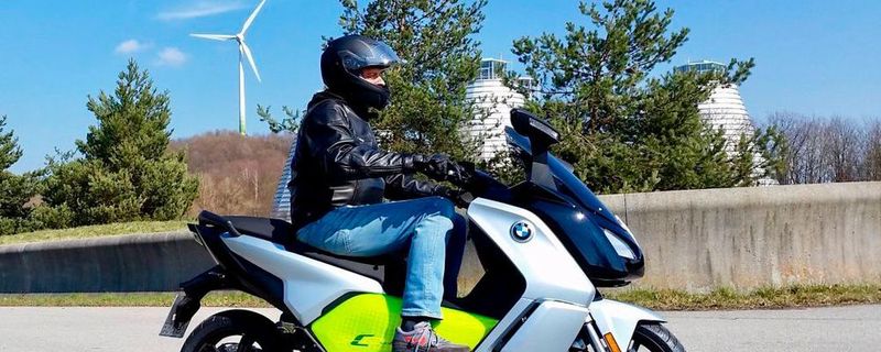 Der rein elektrische BMW C evolution ist außergewöhnlich und mit knapp 14.000 Euro im Segment der leistungsstarken Groß-Roller noch nicht einmal so teuer, wie es zunächst klingt.