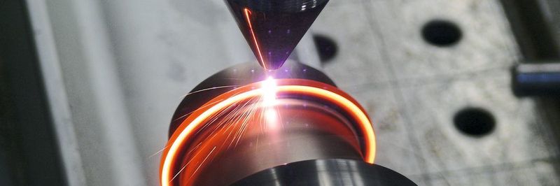 Mit dem EHLA-Verfahren läuft das Laserauftragschweißen 100- bis 250-mal schneller ab als bei konventionellem Vorgehen.