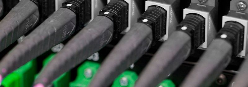 Aktive Netzwerktechnik von Brocade und passive von Rosenberger OSI erlauben dem Internet-Exchange-Knoten AMS-IX zu wachsen.