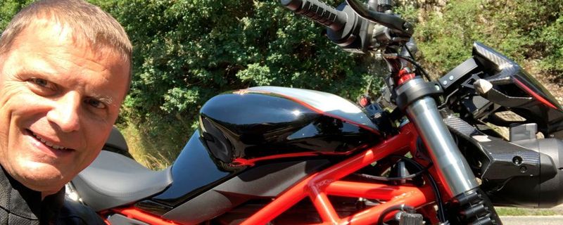 »bike und business«-Chefredakteur Stephan Maderner hat sich mal auf die Moto Morini Corsao ZZ drauifgesetzt.