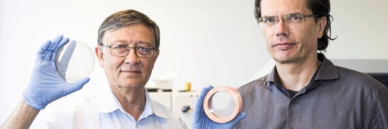 Prof. Theo Scherer (l.) und Dr. Dirk Strauss (r.) vom Institut für Angewandte Materialien (IAM) des KIT mit den Diamantscheiben
