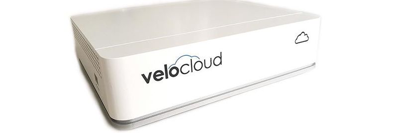 Für die SD-WAN-P2P-Verbindung werden an beiden Standorten SD-WAN-Endgeräte, z.B. das VeloCloud Edge Device, installiert.