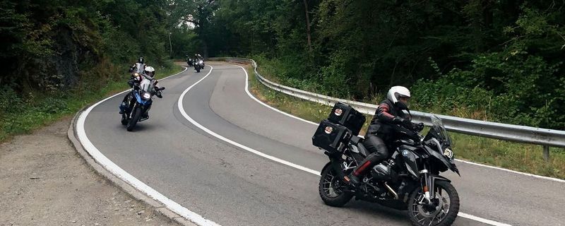 Schräglage in den Ardennen: Zum Teil ruppiger Asphalt, dafür aber mäandernde Straßen mit herrlichen Kurvenradien warteten im Tal der Amel auf die Businessbiker.