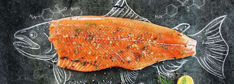 Abb. 1: In Aquakulturen werden Fische häufig präventiv mit Antibiotika bzw. mit Sulfonamiden behandelt. Über Rückstände können diese u.U. auch auf unseren Tellern landen.