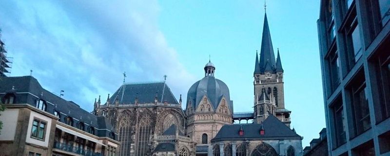 Bei der kleinen Stadtführung am Abend, die von Frank Raspe und Holger Schweitzer geleitet wurde, lernten Interessierte die einzelnen Baustile des Aachener Doms näher kennen.