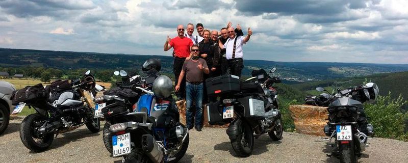 Eine kurze Pause am Lift in den Ardennen rief geradezu nach einem Fotoshooting der Biker inklusive Gefährt.
