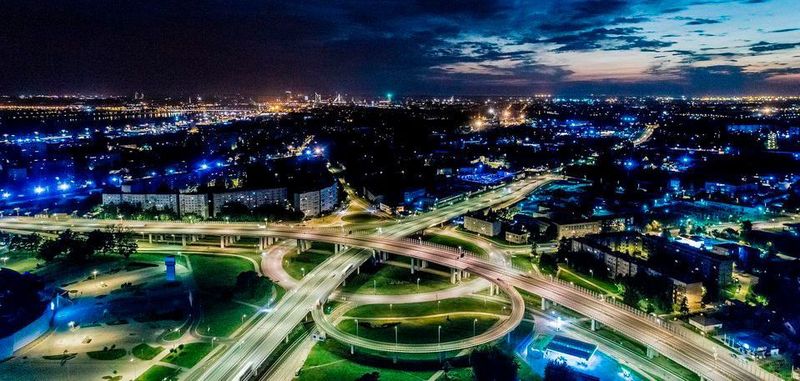 Stau ist nicht nur ärgerlich, sondern kostet auch wertvolle Ressourcen. In der Smart City soll mithilfe von vernetzten Straßenleuchten der Verkehrsfluss überwacht und geleitet werden.