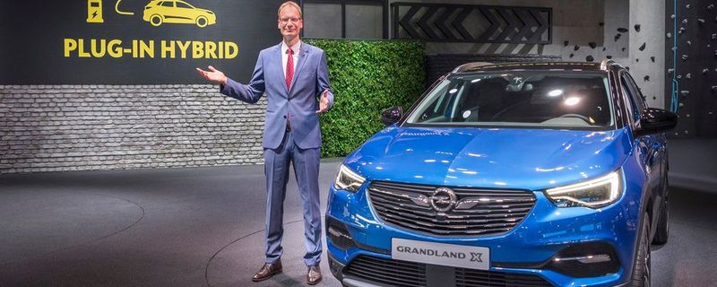 Opel-Chef Michael Lohscheller auf dem Opel-Stand der IAA 2017 neben dem Grandland X.