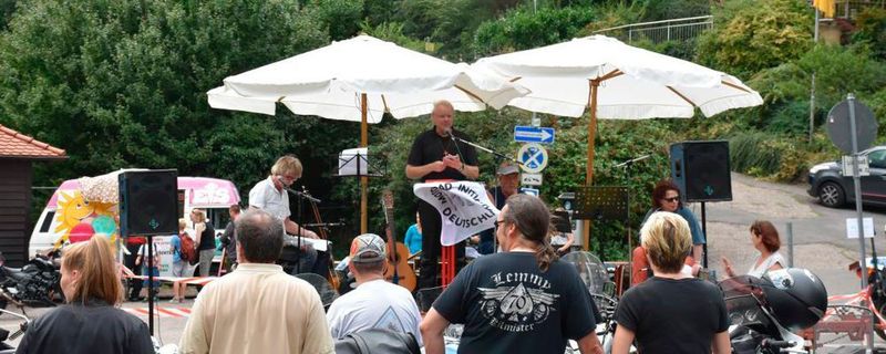 Traditionell fand in Hambach eine Motorradsegnung durch Bikerpfarrer Jürgen „Juwie“ Wienecke auf dem Schloßparkplatz statt.